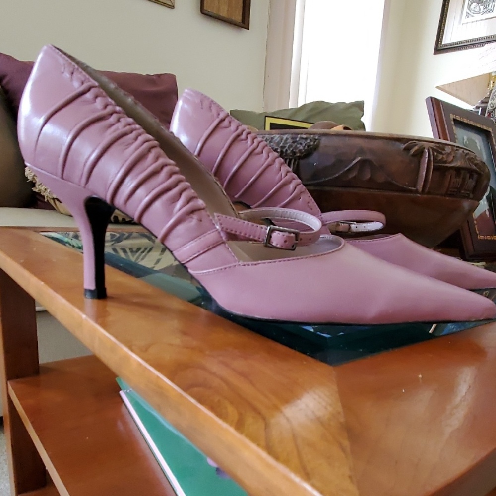 *Never Worn* Pink Strapped Pump
